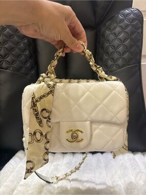 Source Unknown Cream Quilted Shoulder Bag with Gold Hardware